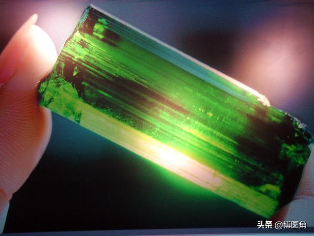 锂,铍,铌,钽,铷,铯等金属由于在地壳的岩石中含量很少,又被称为稀有