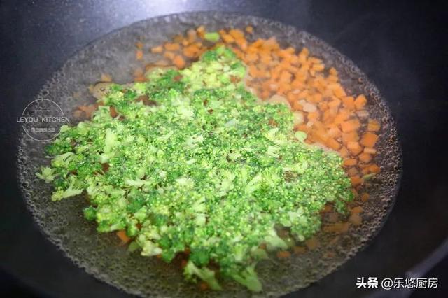 鸡肉饼的做法，汉堡鸡肉饼的做法（减肥也不用吃的太素）