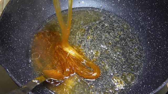 核桃糖怎么做，核桃糖怎么做好吃又酥脆（大厨教你在家做红枣核桃芝麻糖）