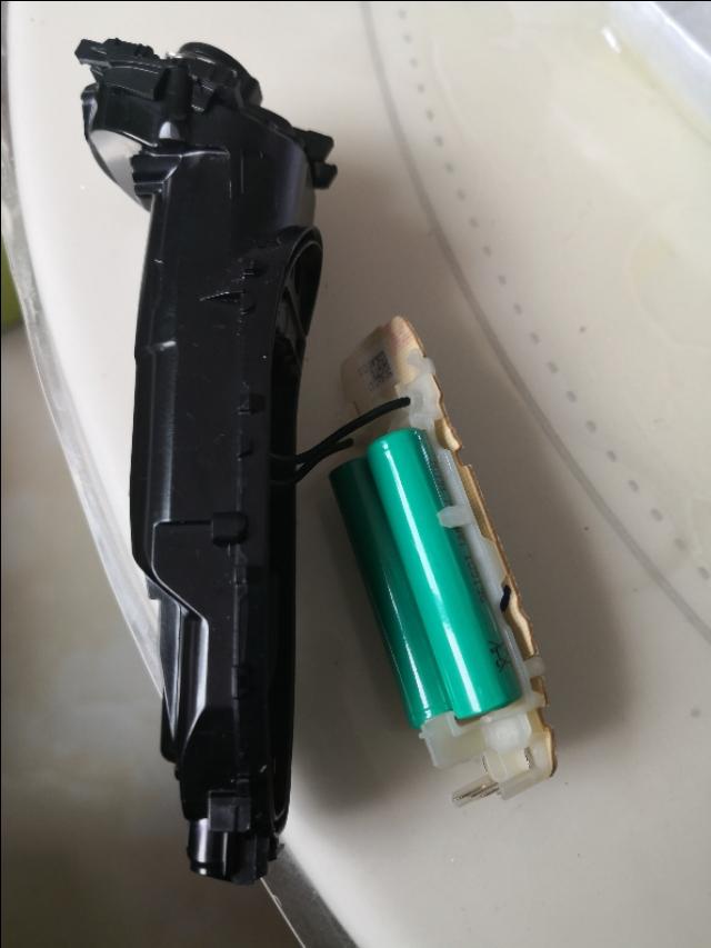 电池老化的剃须刀更换电池，剃须刀电池坏了（飞利浦剃须刀s5000更换电池起死回生）