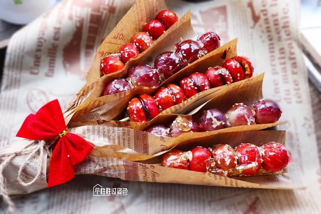 山楂和冰糖熬起来吃有什么作用，冰糖熬山楂有什么功效（裹上糖稀做成冰糖葫芦）