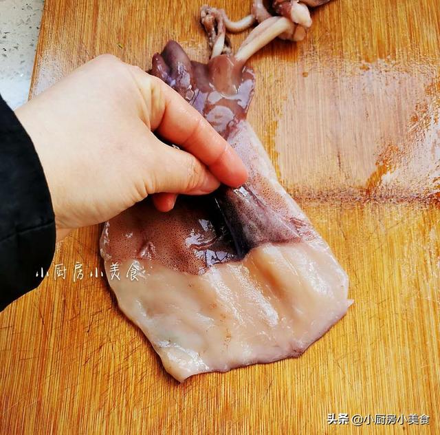 鱿鱼怎么清理干净，鱿鱼正确清理办法（不会的话）