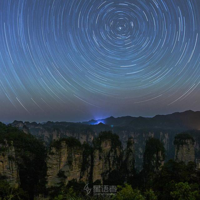 张家界的西边是哪里，张家界另一半的美——天外奇石坠人间