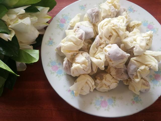 家常馄饨汤怎么调，馄饨汤怎样调制才鲜美（10年店主教你用开水调小馄饨汤）