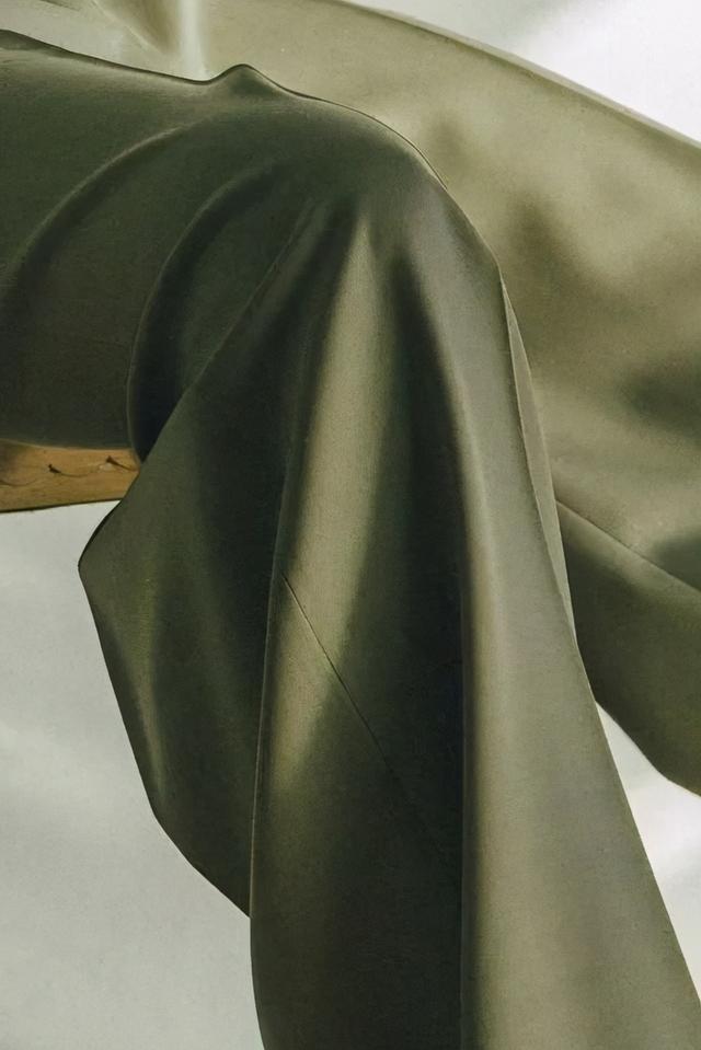 橄榄绿是什么颜色，翡翠橄榄绿是什么颜色（橄榄绿正在悄悄的流行…）