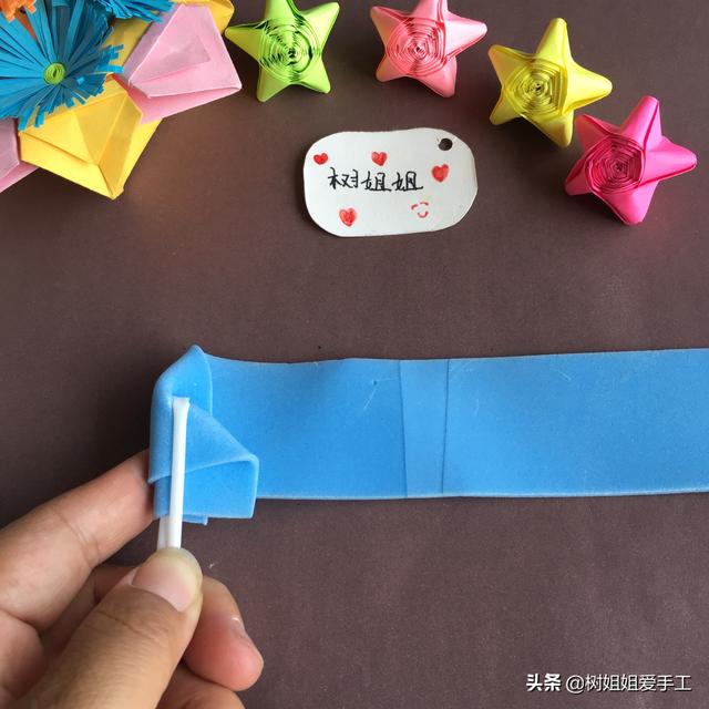 纸玫瑰花教程一步一步图解，用纸折玫瑰花的步骤图（简单又经典的手折玫瑰花折法图解）