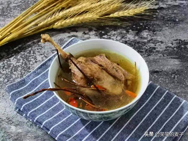 鸡骨草煲汤的做法，鸡骨草配什么煲汤好（炖出来的汤真好喝）