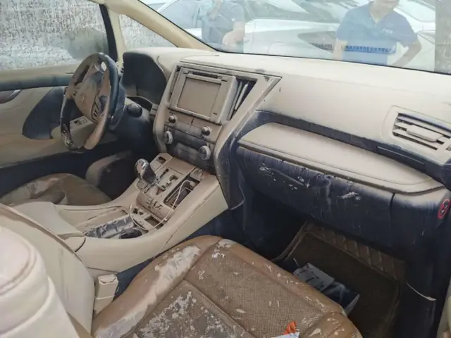 汽车被水淹了怎么办，下暴雨汽车被水淹了怎么办（车辆若不幸被水泡了）