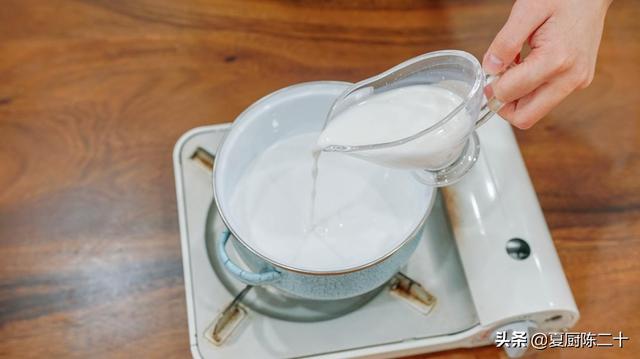 椰浆怎么冲开成椰汁，椰子汁怎么做成椰奶（最近水果都纷纷想泡椰奶）
