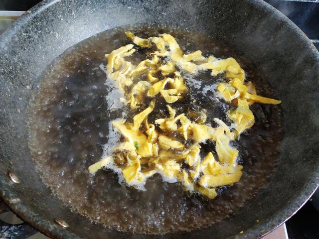 荠菜猪肉馅馄饨怎么调好吃，在我们家，但凡想不出要吃什么