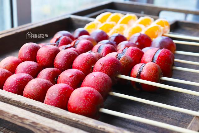 山楂和冰糖熬起来吃有什么作用，冰糖熬山楂有什么功效（裹上糖稀做成冰糖葫芦）