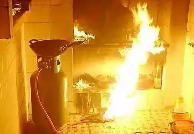 煤气罐着火先灭火还是先关阀门，煤气罐着火如果钢瓶阀门完好首选是先关阀门还是先灭火（#净网2019#煤气罐起火）