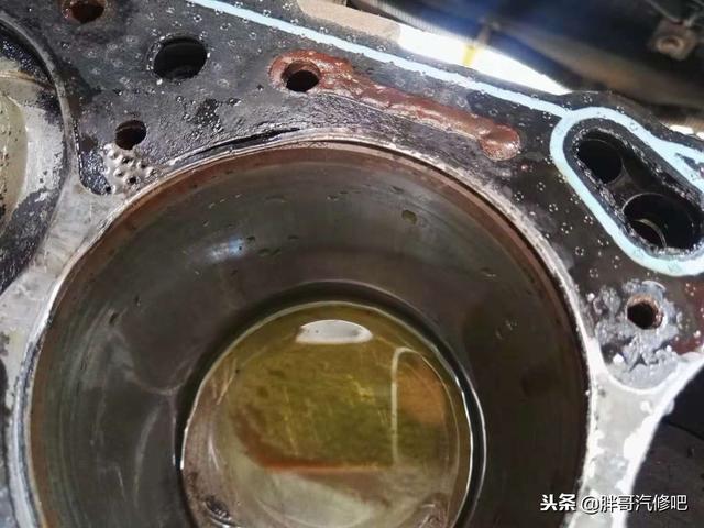 冲缸垫的表现是什么，冲缸垫是什么原因引起的（缸压不足、油水混合、冒白烟）