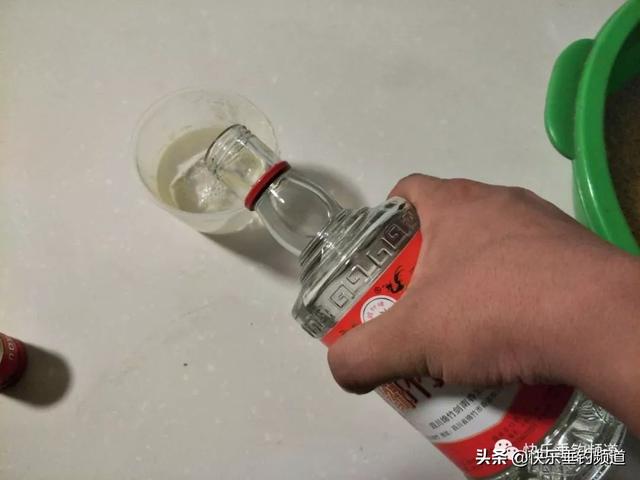 钓鱼窝料自制方法，钓鱼窝料制作方法（简单几步，高效自制酒米窝料）
