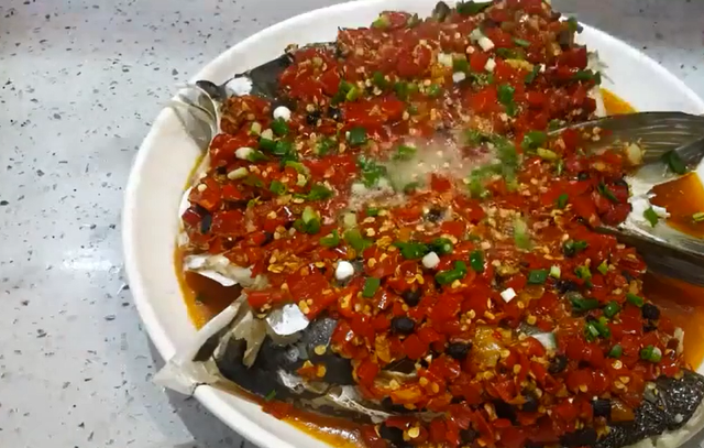 剁椒鱼头的做法最正宗的做法，剁椒鱼头最正宗的做法（这才是正宗剁椒鱼头的做法）