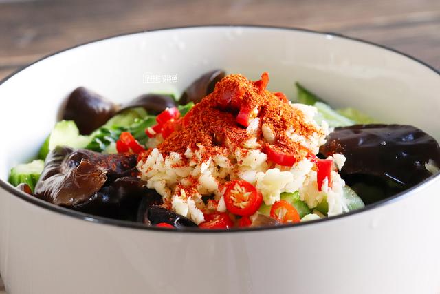 凉拌爽口木耳步骤，凉拌酸爽木耳做法（我家隔三差五吃1次）