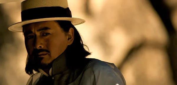 让子弹飞 葛优，葛优在让子弹飞扮演的角色叫什么（姜文临场给葛优加吻戏）