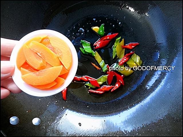 白菜怎么吃，白菜怎么吃解毒效果好（舒缓压力白菜炒肉片的做法）