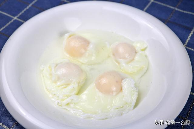 荷包蛋怎么做的，煮荷包蛋不散花的小技巧（水煮荷包蛋太简单了）