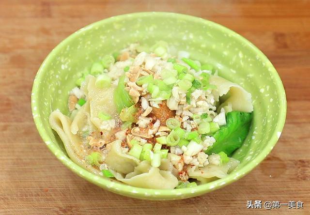 油泼面的家常做法，家常油泼面的做法（厨师长教你油泼面做法）