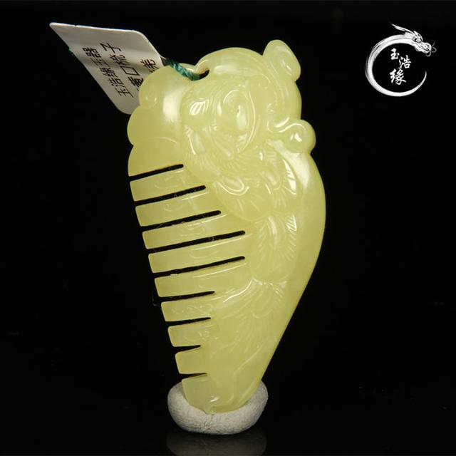 梳子的寓意是什么，送人梳子的寓意是什么（和田玉玉雕梳子有那些美好的寓意）