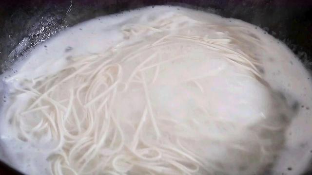 怎样煮面条才好吃，怎么煮面新手教程（煮面条，冷水下锅还是热水下锅）