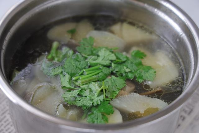 海带萝卜排骨汤，海带排骨汤（我家经常喝的一锅汤水）