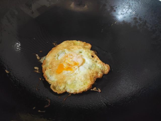 华兴街煎蛋面的做法，怎么做煎蛋面（用这方法做清汤煎蛋面）