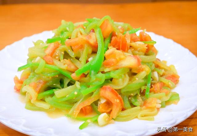 尖椒炒茄丝步骤，尖椒炒茄丝步骤图片（厨师长教你做农家小炒青椒茄丝）