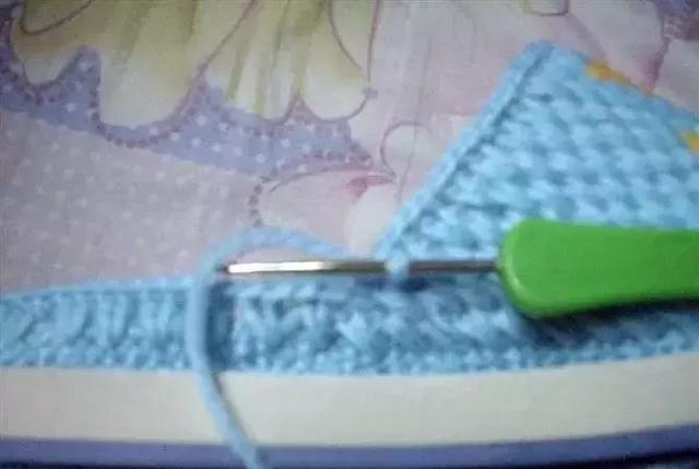 怎么钩毛线拖鞋，学钩毛线拖鞋视频教程（钩针编织的蝴蝶图案的棉拖鞋）