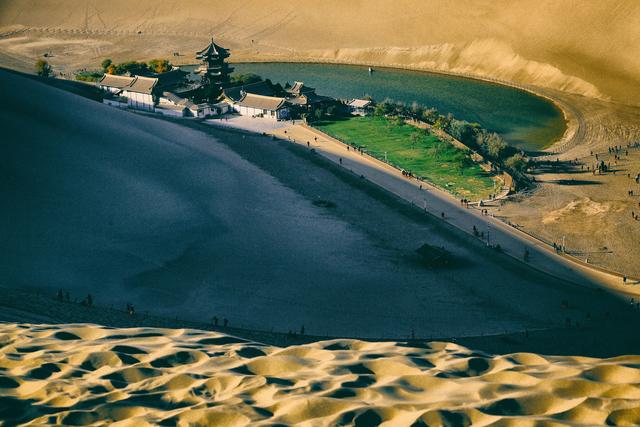 月牙泉是哪个城市的，月牙泉是哪个城市的别称（月牙泉是天的镜子沙漠的眼）