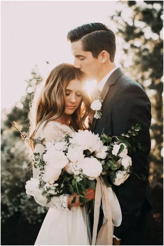 婚礼祝福语手捧花，婚礼手捧花送人祝福语（手捧花的搭配和选择有哪些需要注意的）