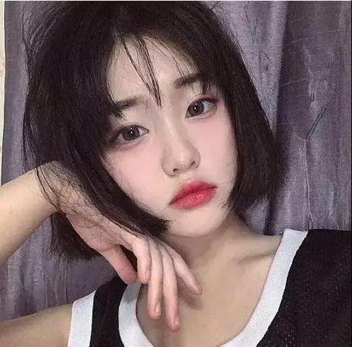 爱自拍女孩必学的姿势，爱自拍女孩必学的姿势有哪些（学好女生最爱的12个自拍姿势）