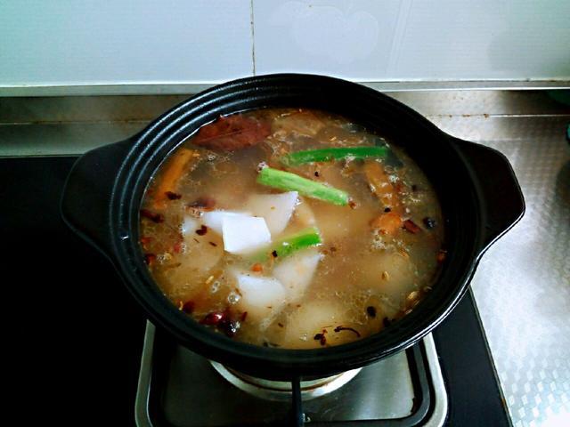 牛骨萝卜煲，牛筒骨炖萝卜（放点萝卜去油腻又清香）