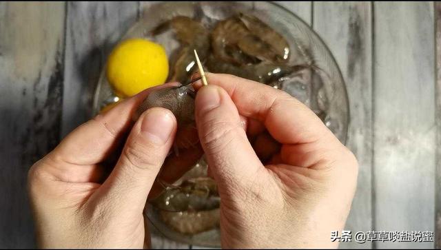 柠檬虾的做法，柠檬虾仁的家常做法大全（夏天就该吃它）