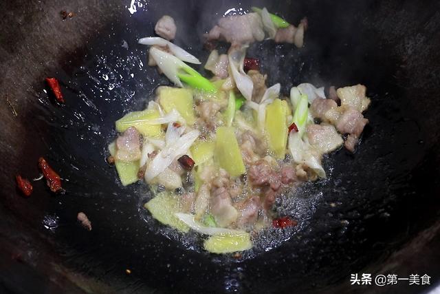 如何做家常猪肉炖粉条，怎么做猪肉炖粉条（北方人一天三顿吃不腻）