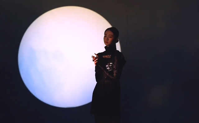 情侣头像黄一点的一人一半，情头真人一人一半 甜蜜侧颜微信（硬糖少女“月下七姐妹”大片）