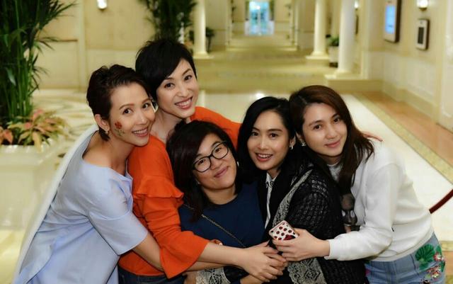 朱茵晒新照被赞，朱茵的四大美照（48岁保养得当依然容光焕发）