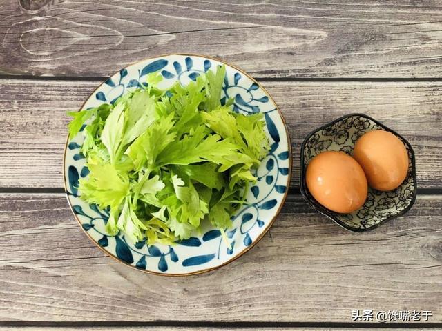 用芹菜叶做咸菜的简单方法，芹菜叶能做咸菜吗（我家此菜叶子从不扔）