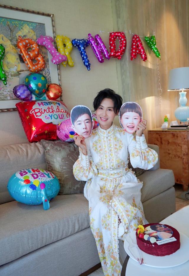 朱茵晒新照被赞，朱茵的四大美照（48岁保养得当依然容光焕发）