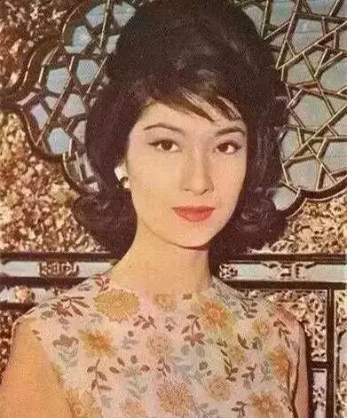 书架背景图 生活在阴沟里依然有向往星空的权利，书架背景图片超清（90岁依旧如同女王）