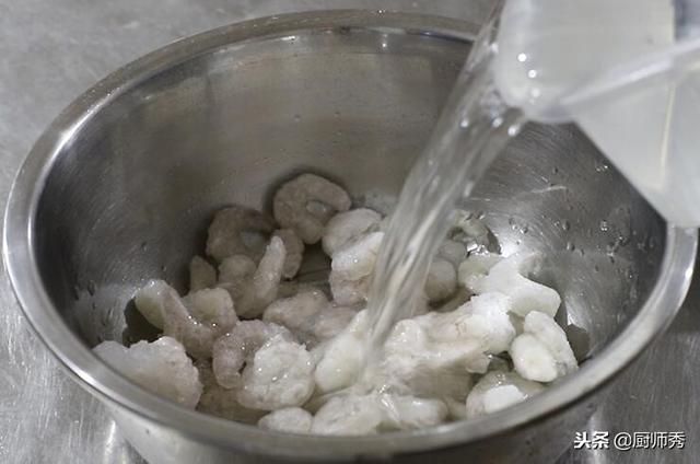 三鲜虾仁饺子馅的做法，虾仁三鲜饺子怎么做（鹏厨分享三鲜虾仁水饺的调馅配方）