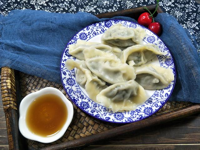 冷冻水饺的正确方法煮法，冻饺子的正确煮法是什么（是冷水煮还是热水煮）