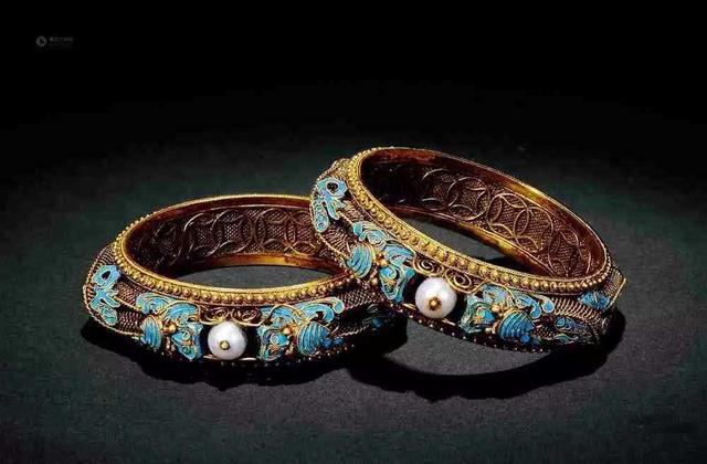 梦见戒指是什么意思，梦见戒指是什么意思有什么预兆（这甜蜜的枷锁是戴还是不戴）