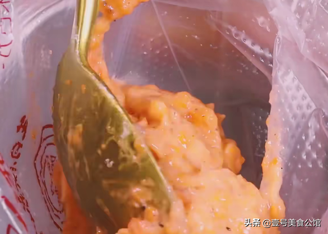 滑丸子的家常做法，如何做松滑的炸肉丸子（在家教你做虾滑丸子）