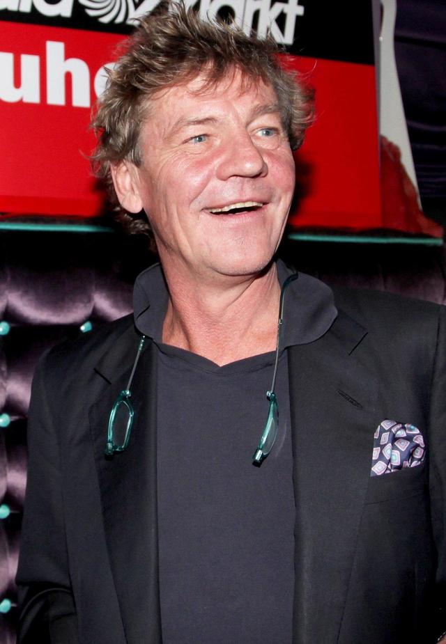 老王今年47岁，膝下一儿一女，儿子已经成婚，目前老王同老伴及未婚的女儿居住在一起。老王的家庭目前属于，　　类型。A核心家庭B联合家庭C主干（却打人、随地尿尿还勾搭老婆闺蜜）