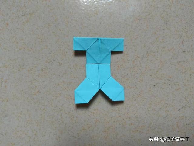省空间的裤子折法，折裤子最省空间的折法（衣服和裤子怎么折最简单）
