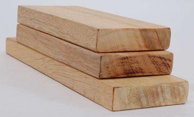 最常用于货架的材料有哪些，最常用于货架的材料有哪些种类（展示柜台货架常用的材料）