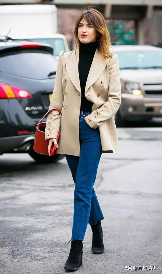 红唇品牌服饰女装  优雅而知性的女性群体，红唇品牌服饰女装（的时髦信条：简洁百搭的衣装）