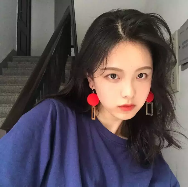 女生姨母笑代表什么，姨母笑是什么意思（当女生“频繁”和你有这三种接触）